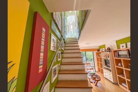 Apartamento à venda com 166m², 2 quartos e 1 vaga Apartamento à venda com 166m², 2 quartos e 1 vagaEscada