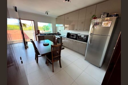 Casa à venda com 160m², 3 quartos e 2 vagas Casa à venda com 160m², 3 quartos e 2 vagasCozinha