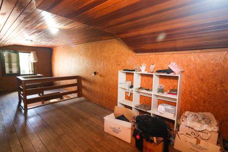 Casa à venda com 402m², 5 quartos e 5 vagas Casa à venda com 402m², 5 quartos e 5 vagasSótão da casa