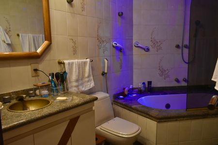 Apartamento à venda com 165m², 3 quartos e 2 vagas Apartamento à venda com 165m², 3 quartos e 2 vagasBanheiro da Suíte