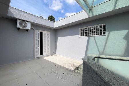 Casa à venda com 297m², 6 quartos e 6 vagas Casa à venda com 297m², 6 quartos e 6 vagasVaranda