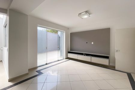 Casa à venda com 297m², 6 quartos e 6 vagas Casa à venda com 297m², 6 quartos e 6 vagasSala de TV