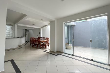 Casa à venda com 297m², 6 quartos e 6 vagas Casa à venda com 297m², 6 quartos e 6 vagasSala de TV