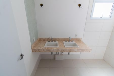 Apartamento à venda com 134m², 3 quartos e 2 vagas Apartamento à venda com 134m², 3 quartos e 2 vagasBanheiro da Suíte