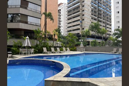 Apartamento para alugar com 250m², 4 quartos e 4 vagas Apartamento para alugar com 250m², 4 quartos e 4 vagasÁrea comum - Piscina