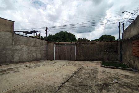 Casa à venda com 180m², 2 quartos e 6 vagas Casa à venda com 180m², 2 quartos e 6 vagasQuintal - Garagem