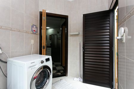 Casa à venda com 256m², 4 quartos e 6 vagasCasa 1 - Área de Serviço