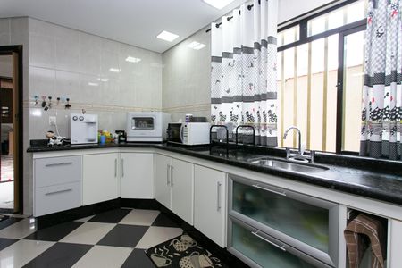 Casa à venda com 256m², 4 quartos e 6 vagasCasa 1 - Cozinha