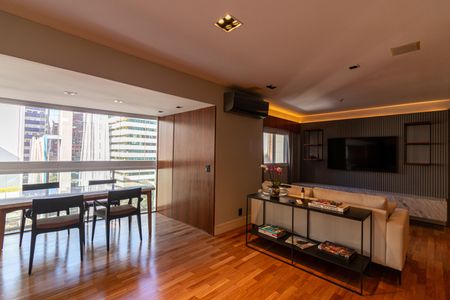 Sala de apartamento à venda com 2 quartos, 94m² em Vila Olímpia, São Paulo