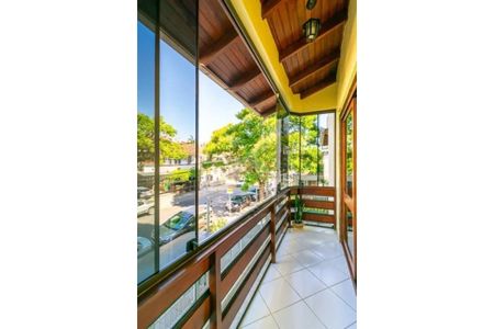 Casa à venda com 216m², 4 quartos e 2 vagas Casa à venda com 216m², 4 quartos e 2 vagasvaranda