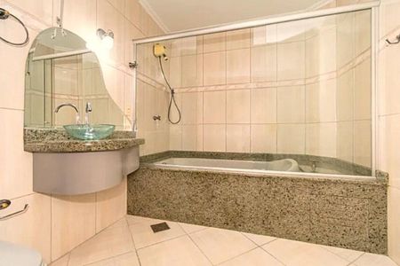 Casa à venda com 216m², 4 quartos e 2 vagas Casa à venda com 216m², 4 quartos e 2 vagasBanheiro da Suíte