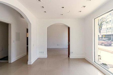 Casa à venda com 216m², 4 quartos e 2 vagas