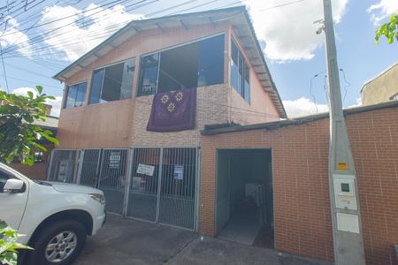 Casa à venda com 200m², 2 quartos e 2 vagas Casa à venda com 200m², 2 quartos e 2 vagasFachada