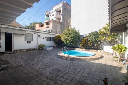 Casa à venda com 216m², 4 quartos e 4 vagas Casa à venda com 216m², 4 quartos e 4 vagasÁrea comum - Piscina