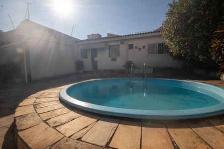 Casa à venda com 216m², 4 quartos e 4 vagas Casa à venda com 216m², 4 quartos e 4 vagasÁrea comum - Piscina