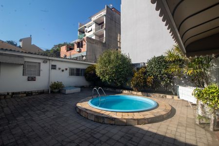 Casa à venda com 216m², 4 quartos e 4 vagas Casa à venda com 216m², 4 quartos e 4 vagasÁrea comum - Piscina