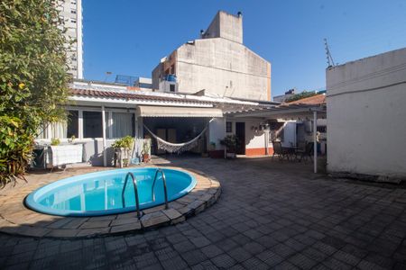 Casa à venda com 216m², 4 quartos e 4 vagas Casa à venda com 216m², 4 quartos e 4 vagasÁrea comum - Piscina