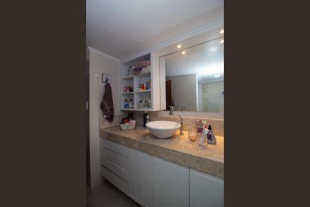 Casa à venda com 216m², 4 quartos e 4 vagas Casa à venda com 216m², 4 quartos e 4 vagasBanheiro da Suíte