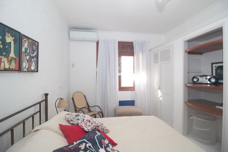 Casa à venda com 216m², 4 quartos e 4 vagas Casa à venda com 216m², 4 quartos e 4 vagasQuarto