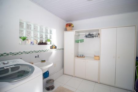 Casa à venda com 216m², 4 quartos e 4 vagas Casa à venda com 216m², 4 quartos e 4 vagasÁrea de Serviço