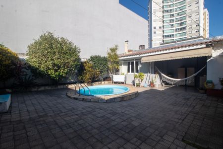 Casa à venda com 216m², 4 quartos e 4 vagas Casa à venda com 216m², 4 quartos e 4 vagasÁrea comum - Piscina