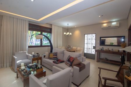 Casa à venda com 216m², 4 quartos e 4 vagas Casa à venda com 216m², 4 quartos e 4 vagasSala