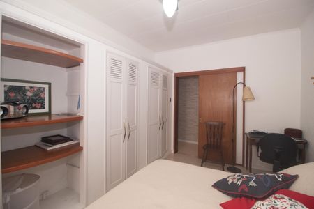 Casa à venda com 216m², 4 quartos e 4 vagas Casa à venda com 216m², 4 quartos e 4 vagasQuarto