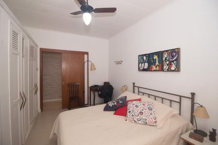 Casa à venda com 216m², 4 quartos e 4 vagas Casa à venda com 216m², 4 quartos e 4 vagasQuarto