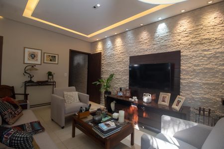 Casa à venda com 216m², 4 quartos e 4 vagas Casa à venda com 216m², 4 quartos e 4 vagasSala