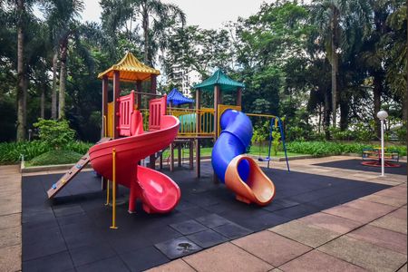 Apartamento à venda com 165m², 4 quartos e 2 vagas Apartamento à venda com 165m², 4 quartos e 2 vagasPlayground