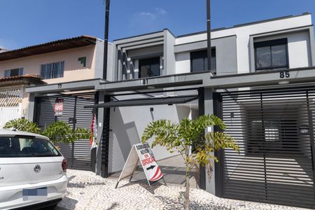 Casa à venda com 165m², 3 quartos e 3 vagas Casa à venda com 165m², 3 quartos e 3 vagasFachada