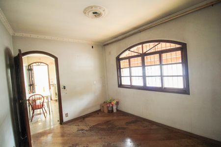 Casa à venda com 303m², 3 quartos e 1 vaga Casa à venda com 303m², 3 quartos e 1 vagaEdícula - Quarto
