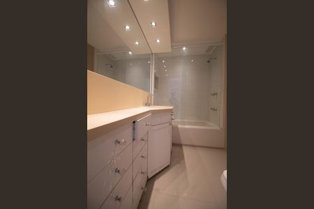 Apartamento à venda com 250m², 3 quartos e 1 vagaBanheiro Suíte 2