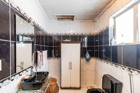 Casa à venda com 320m², 4 quartos e 2 vagas Casa à venda com 320m², 4 quartos e 2 vagasBanheiro social