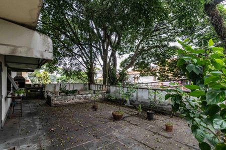 Casa à venda com 320m², 4 quartos e 2 vagas Casa à venda com 320m², 4 quartos e 2 vagasVaranda