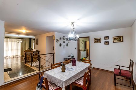 Casa à venda com 320m², 4 quartos e 2 vagas Casa à venda com 320m², 4 quartos e 2 vagasSala de jantar