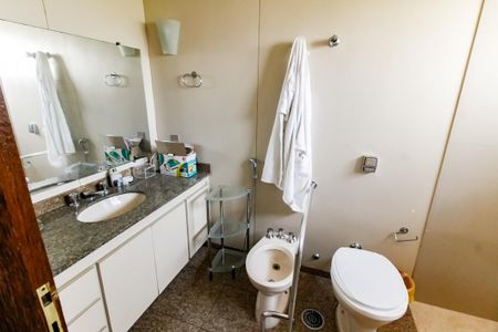 Apartamento à venda com 157m², 3 quartos e 4 vagas Apartamento à venda com 157m², 3 quartos e 4 vagasBanheiro da Suíte