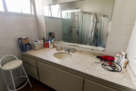 Apartamento à venda com 157m², 3 quartos e 4 vagas Apartamento à venda com 157m², 3 quartos e 4 vagasBanheiro Corredor