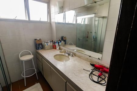 Apartamento à venda com 157m², 3 quartos e 4 vagas Apartamento à venda com 157m², 3 quartos e 4 vagasBanheiro Corredor