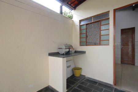 Casa à venda com 281m², 3 quartos e 3 vagasVaranda lateral