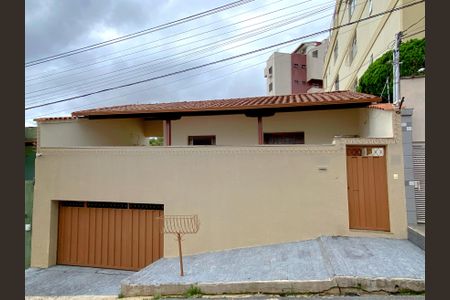 Casa à venda com 281m², 3 quartos e 3 vagas Casa à venda com 281m², 3 quartos e 3 vagasFachada