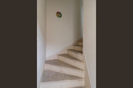 Casa à venda com 160m², 4 quartos e 1 vaga Casa à venda com 160m², 4 quartos e 1 vagaEscada de Acesso a Área Externa
