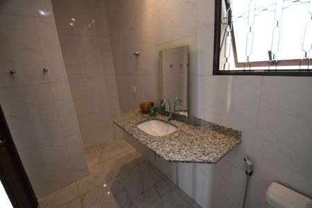 Casa à venda com 282m², 4 quartos e 2 vagasBanheiro 3