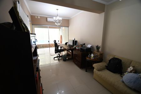 Casa à venda com 282m², 4 quartos e 2 vagasEscritório