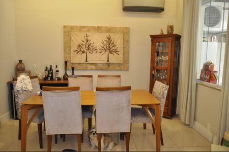 Casa de condomínio à venda com 120m², 3 quartos e 2 vagasSala