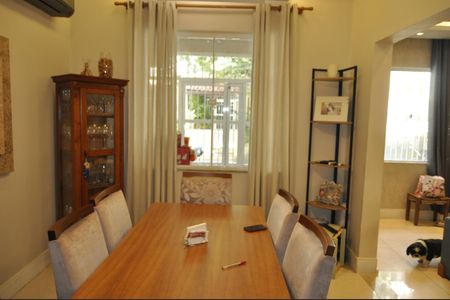 Casa de condomínio à venda com 120m², 3 quartos e 2 vagasSala