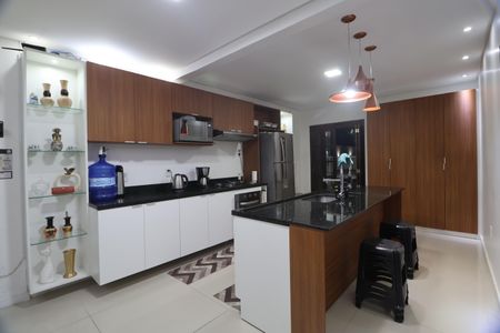 Casa à venda com 170m², 3 quartos e 3 vagasCozinha - Armários