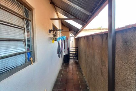 Casa à venda com 156m², 3 quartos e 4 vagasCorredor Lateral Direito