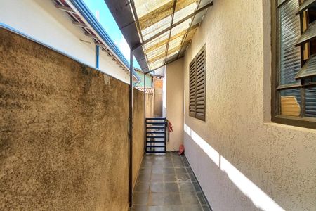 Casa à venda com 156m², 3 quartos e 4 vagasCorredor Lateral Esquerdo