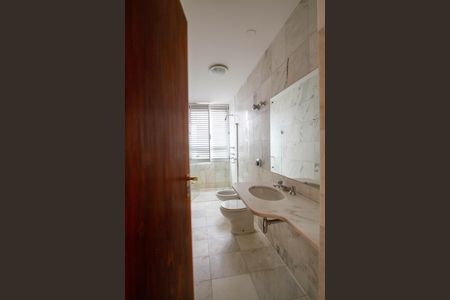 Apartamento para alugar com 388m², 5 quartos e 2 vagas Apartamento para alugar com 388m², 5 quartos e 2 vagasBanheiro da suíte 1